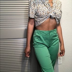 🍂Woman’s Green Capri Pants Size 6